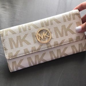 Not authentic Michael kors wallet
